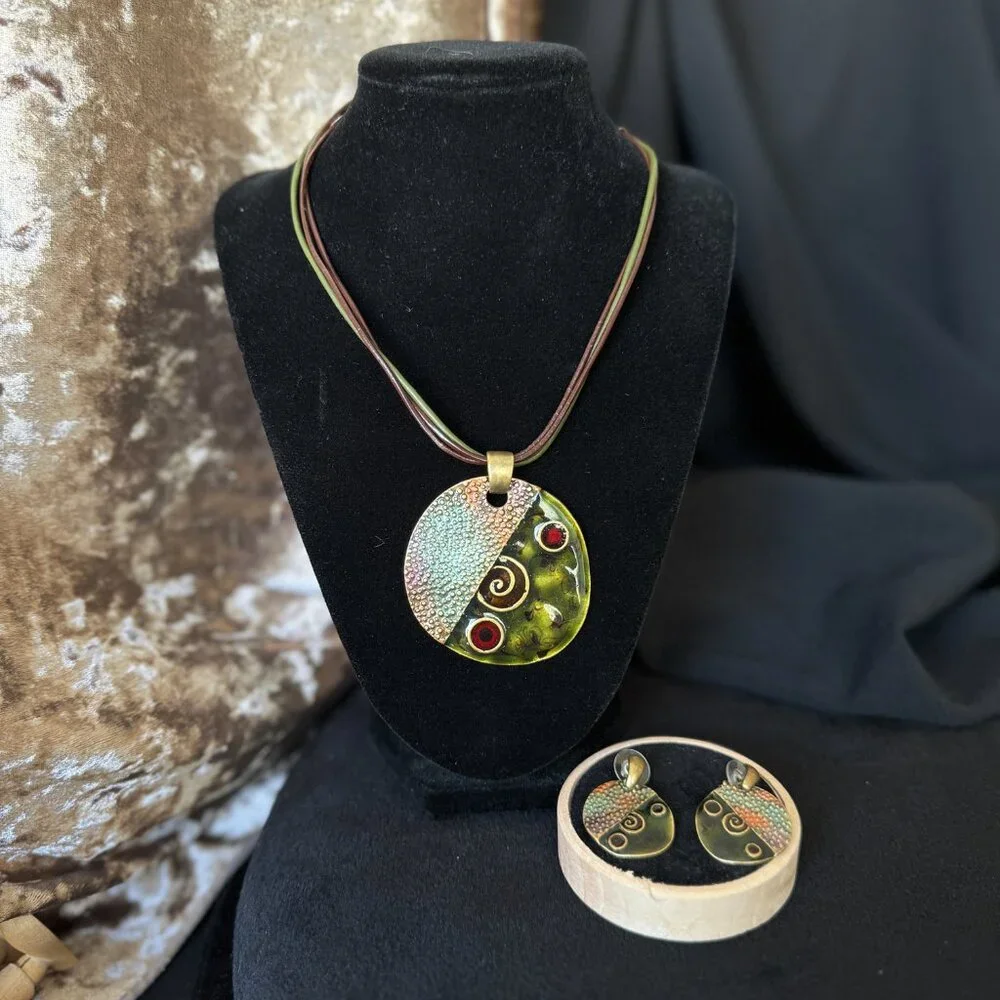 Medallion Gold Tone Olive Burgundy Pendant Enamel Leather Cord + Stud Earrings - Picture 4 of 12